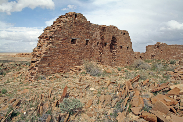 view of Chaco Canyon east of Peñasco Blanco.  The largest 
              exposed standing wall in in the north section of the ruin.