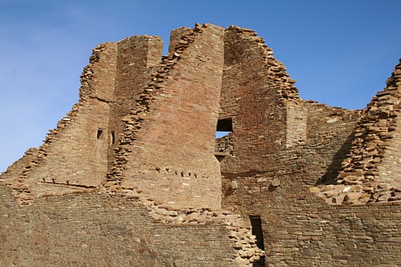 Pueblo Bonito, view of the highest walls in the southeast corner with a corner window.