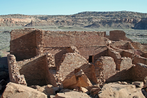 Pueblo Bonito, threathening rock destroyed an entire section of rooms. 